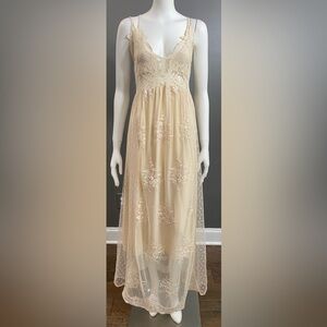 Magnolia Lace Maxi Dress in Champagne Beige/Nude Size M